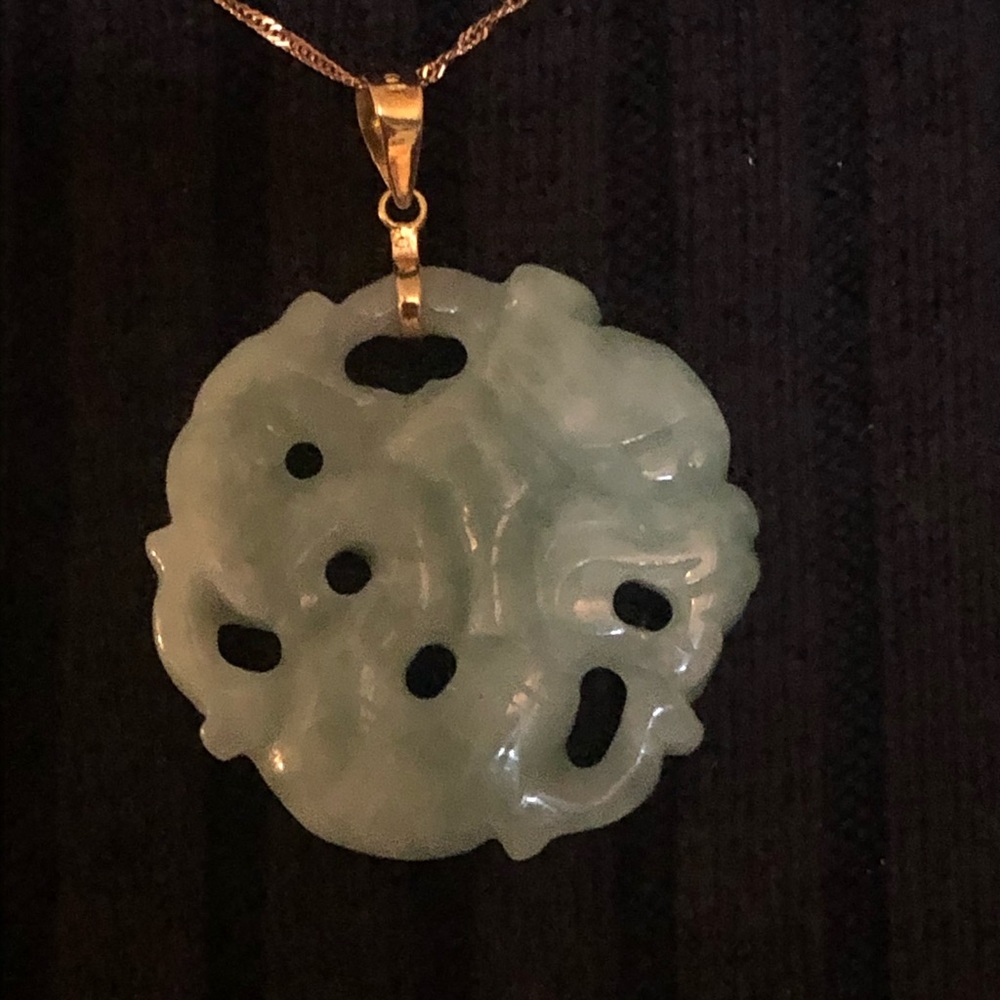 Jade Jadeite carved pendant 1” by 1” on 10 k gold Italian chain - Picture 8 of 9